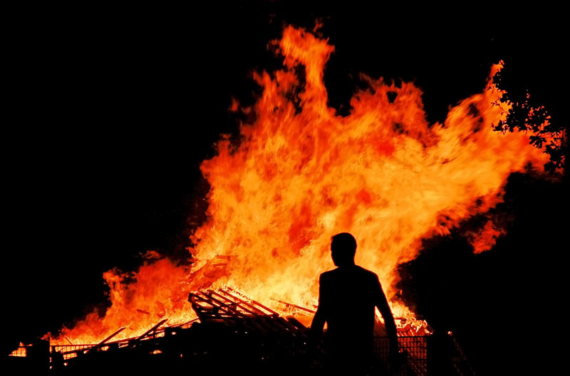 वनमा लागेको आगोले  तेह्रथुममा एक घर जलेर नष्ट