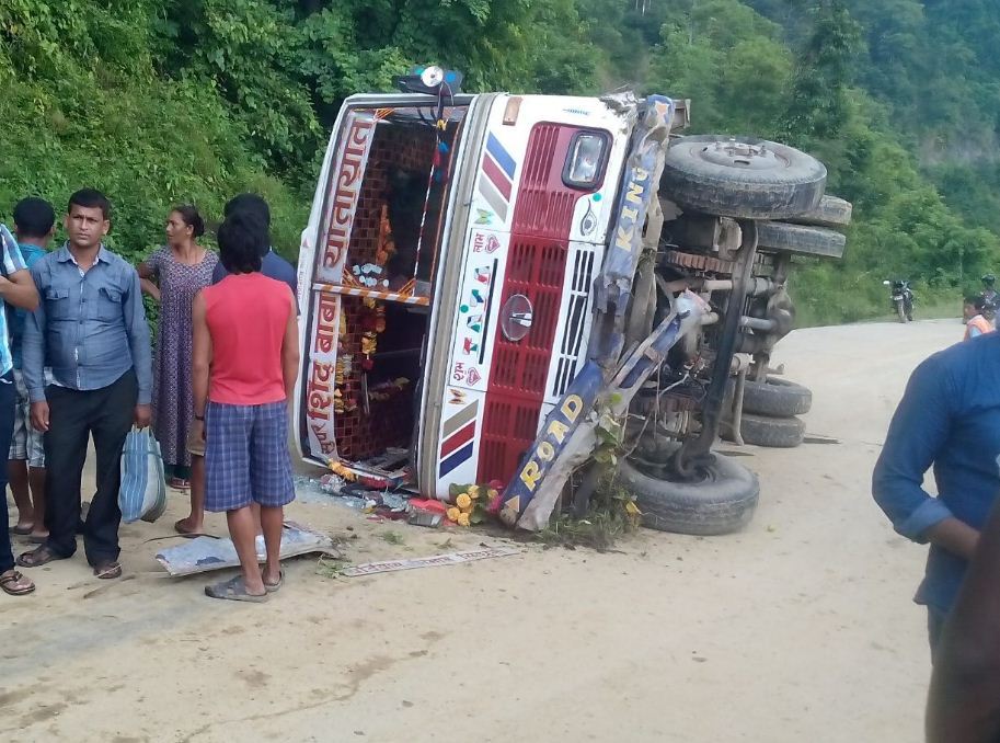 बुटवलबाट बाग्लुङ जादै गरेको यात्रु बस दुर्घटना , दर्जन बढी यात्रु घाइते