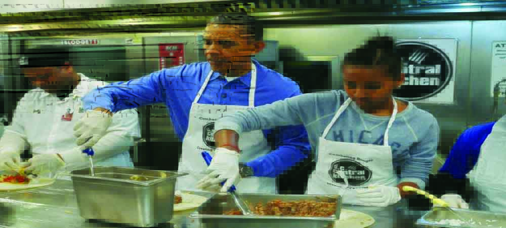 छोरीसंग रेस्टोरा मा खाना बनाउदै ओबामा