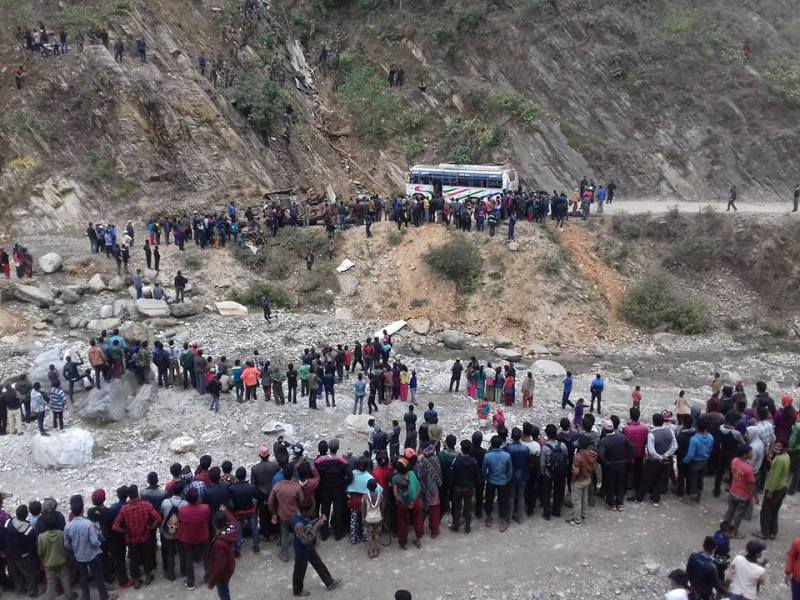 बस दुर्घटनामा मृत्यु हुने २६ पुगे, मध्यरातमा हेलिकप्टरबाट घाइतेको उद्दार (नामावलीसहित)